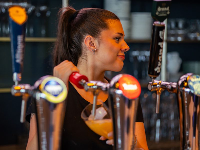 barvrouw bij uit eten met muziek