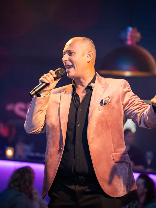 zanger bij at sea in dronten